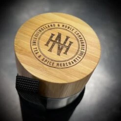 Holland & Noble - Thermo Theefles Met Zeef - 400 Ml Borosilicate Glas Dubbelwandig - Thee-infuser Met Bamboe Schroefdop Aan Beide Zijdes En Roestvrijstalen Zeef - Inclusief Neopreen Hoes 3 Holland & Noble - Thermo Theefles Met Zeef - 400 Ml Borosilicate Glas Dubbelwandig - Thee-infuser Met Bamboe Schroefdop Aan Beide Zijdes En Roestvrijstalen Zeef - Inclusief Neopreen Hoes -LAVAZZA Winkel 1200x1200 148