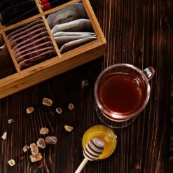 Lumaland Cuisine - Theedoos Van Bamboe - Theebox Met 8 Vakken - Duurzam Decoratief Materiaal - Ca. 28 X 16 X 9 Cm -LAVAZZA Winkel 1200x1200 506