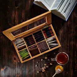 Lumaland Cuisine - Theedoos Van Bamboe - Theebox Met 8 Vakken - Duurzam Decoratief Materiaal - Ca. 28 X 16 X 9 Cm -LAVAZZA Winkel 1200x1200 507