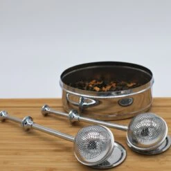 Blended Lifestyle® Theezeef Met Veer - Set Van 2 - Inclusief Lekplaatjes - Geschikt Voor Losse Kruiden -LAVAZZA Winkel 1200x1200 581