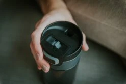 Kambukka Etna Thermosbeker 300 Ml - Makkelijk Reinigen - Lekvrije Koffiebeker - Pitch Black 10 Kambukka Etna Thermosbeker 300 Ml - Makkelijk Reinigen - Lekvrije Koffiebeker - Pitch Black -LAVAZZA Winkel 1200x800 19