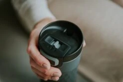 Kambukka Etna Grip Thermosbeker 500 Ml - Makkelijk Reinigen - Lekvrije Koffiebeker - Zwart -LAVAZZA Winkel 1200x800 6