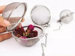 Kruidenei - Kruidenbuil - Kruidenfilter - Kruidenbol - Kruidenzeef - Filter Voor Kruiden - Thee Ei - Theezeef - 5,5CM Doorsnee 3 Kruidenei - Kruidenbuil - Kruidenfilter - Kruidenbol - Kruidenzeef - Filter Voor Kruiden - Thee Ei - Theezeef - 5,5CM Doorsnee -LAVAZZA Winkel 1200x903 2