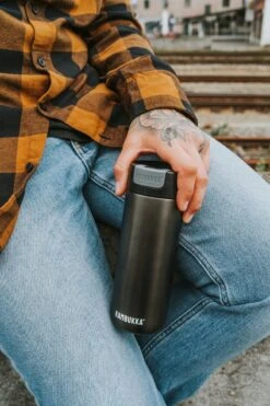 Kambukka Olympus Thermosbeker 500 Ml - Makkelijk Reinigen - Lekvrije Koffiebeker - RVS - Darkness 8 Kambukka Olympus Thermosbeker 500 Ml - Makkelijk Reinigen - Lekvrije Koffiebeker - RVS - Darkness -LAVAZZA Winkel 800x1200 25