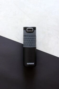 Kambukka Etna Grip Thermosbeker 500 Ml - Makkelijk Reinigen - Lekvrije Koffiebeker - Zwart -LAVAZZA Winkel 800x1200 3