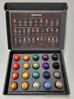 Koffie Proeverij Pakket Met 20 Stuks Verschillende Smaken En Mystery Card 'Enjoy The Sweet Moment' Met Persoonlijke (video) Boodschap | Verjaardag | Sinterklaas | Kerstpakket | Vaderdag | Moederdag | Jubileum | Valentijnsdag -LAVAZZA Winkel 899x1200 12