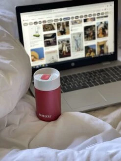 Kambukka Olympus Thermosbeker 300 Ml - Makkelijk Reinigen - Lekvrije Koffiebeker - RVS - Cherry Cake 8 Kambukka Olympus Thermosbeker 300 Ml - Makkelijk Reinigen - Lekvrije Koffiebeker - RVS - Cherry Cake -LAVAZZA Winkel 900x1200 3